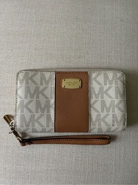 Michael Kors Jet Set Wristlet Wallet